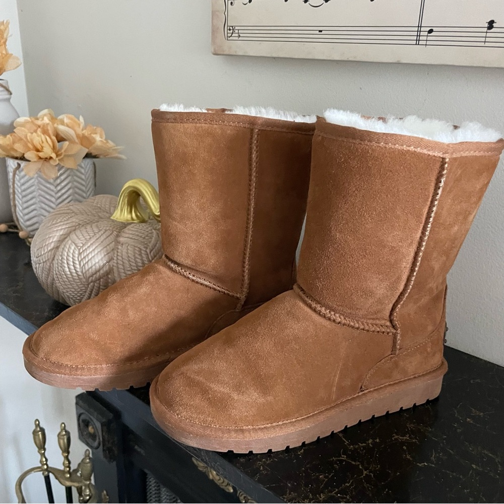 Cloud Nine Sheepskin Boots NWOT